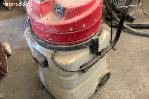 aspirateur bidon eau et poussière